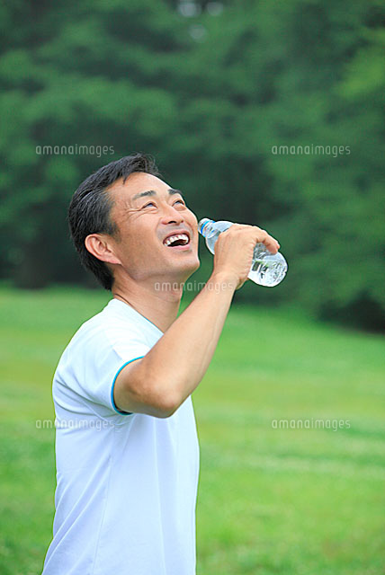 ペットボトルの水を飲む中年男性 の写真素材 イラスト素材 アマナイメージズ