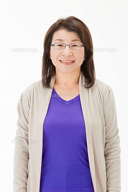 笑顔の中年女性 合成 の写真素材 イラスト素材 アマナイメージズ