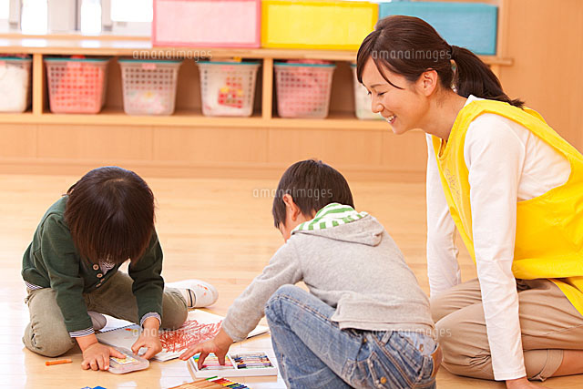 お絵描きをする男の子2人と保育士 の写真素材 イラスト素材 アマナイメージズ