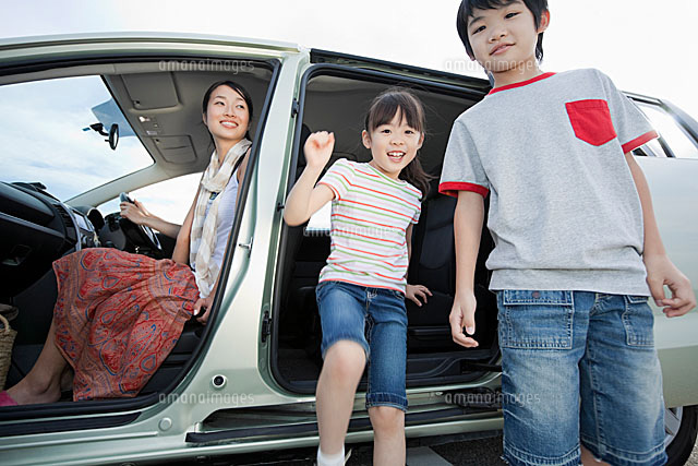 車から降りる子供2人と母親 の写真素材 イラスト素材 アマナイメージズ