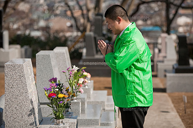 お墓の前で手を合わせる男性 お墓参り代行 の写真素材 イラスト素材 アマナイメージズ