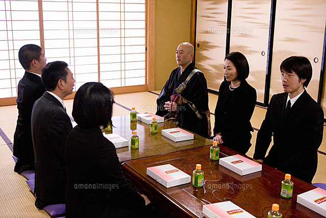 法要 法事での食事風景 の写真素材 イラスト素材 アマナイメージズ