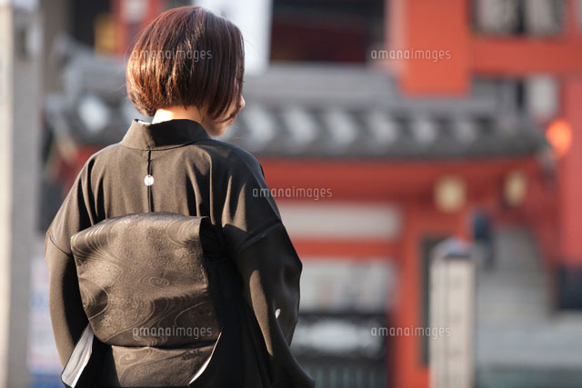 喪服姿の女性の後ろ姿 の写真素材 イラスト素材 アマナイメージズ