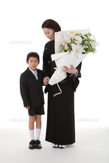 花を持って立つ喪服姿の母親と息子 正面 の写真素材 イラスト素材 アマナイメージズ