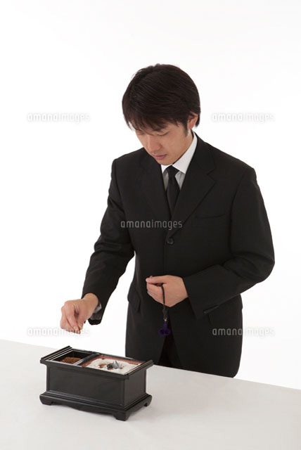 お焼香をする喪服姿の男性 斜め の写真素材 イラスト素材 アマナイメージズ