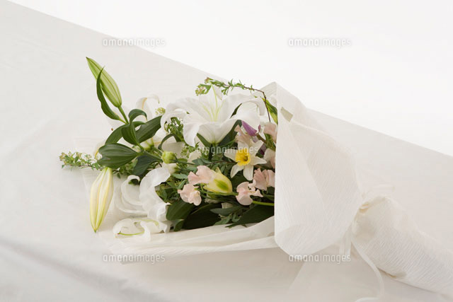 棺の上に置かれた花束 の写真素材 イラスト素材 アマナイメージズ 棺の上に置かれた花束 の写真素材 イラスト素材 アマナイメージズ