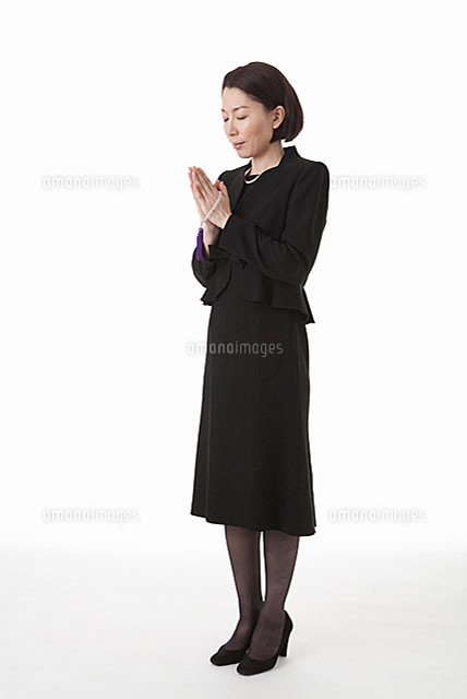 数珠を持って手を合わせる目を閉じた喪服姿の女性 斜め の写真素材 イラスト素材 アマナイメージズ