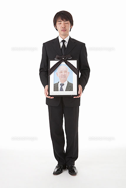 遺影を持って立つ喪服姿の男性 正面 の写真素材 イラスト素材 アマナイメージズ