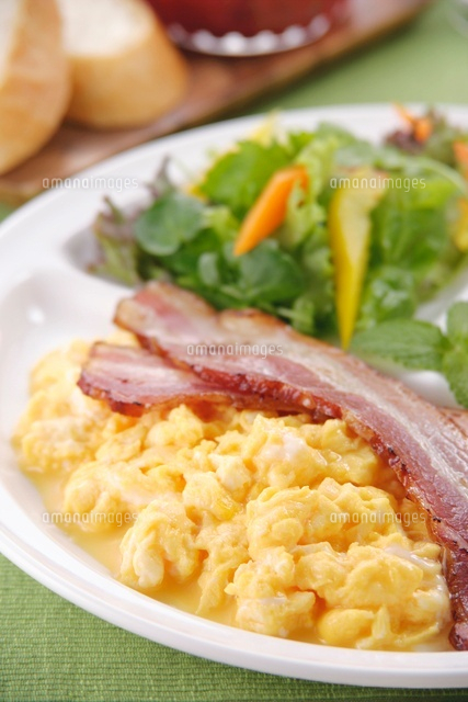 洋風朝食のスクランブルエッグ の写真素材 イラスト素材 アマナイメージズ