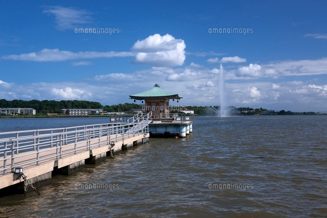 柴山潟 浮御堂と噴水 の写真素材 イラスト素材 アマナイメージズ
