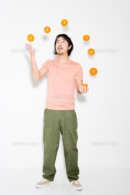 Man Juggling Oranges の写真素材 イラスト素材 アマナイメージズ