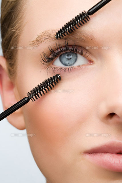 Woman With Two Mascara Brushes の写真素材 イラスト素材 アマナイメージズ
