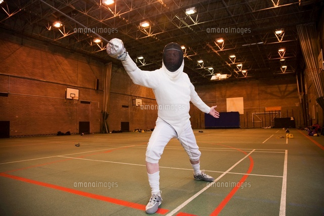 Senior Man In Fencing Suit Holding Foil の写真素材 イラスト素材 アマナイメージズ