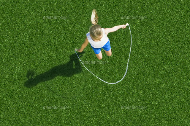 Girl jumping rope[11015217647]の写真素材・イラスト素材｜アマナイメージズ