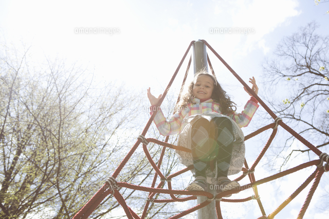 Girl climbing ropes in playground[11015225859]の写真素材・イラスト素材｜アマナイメージズ