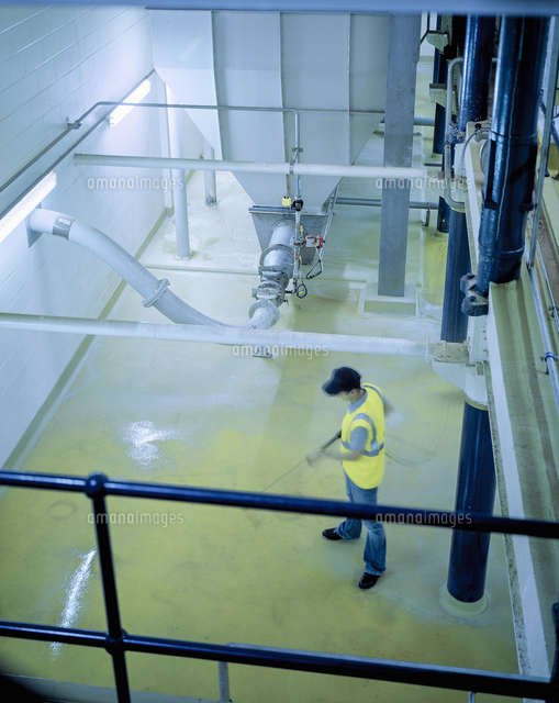 Worker cleaning floor and equipment in brewery, high angle view[11015251779]の写真素材・イラスト素材｜アマナイメージズ