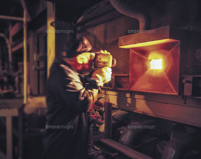 Worker measuring glass furnace temperature[11015252257]の写真素材・イラスト素材｜アマナ