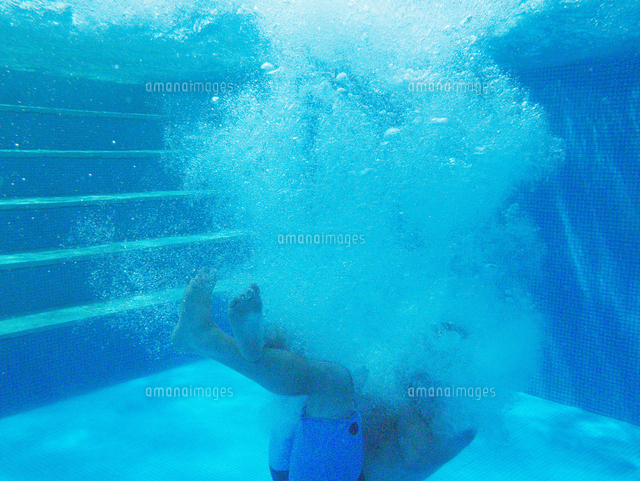 Underwater View Of Boy Sinking To Bottom Of Swimming Pool の写真素材 イラスト素材 アマナイメージズ