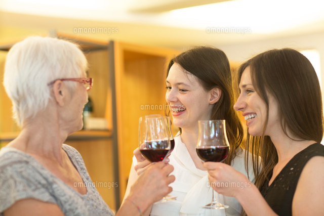 Women holding glasses of red wine making a toast[11015283662]の写真素材・イラスト ...