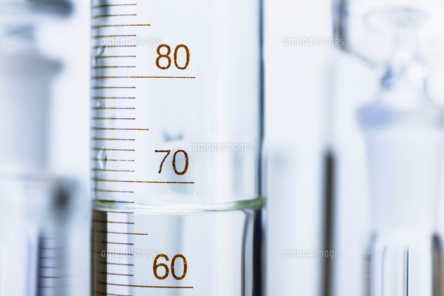 Chemical Glassware Graduated Cylinder And Other Out Of Focus Chemical Lab Glassware の写真素材 イラスト素材 アマナイメージズ