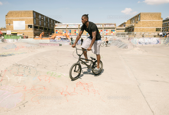 Young Man Riding Bmx Bicycle In Skatepark の写真素材 イラスト素材 アマナイメージズ