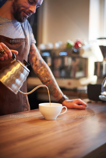 Barista Making Coffee の写真素材 イラスト素材 アマナイメージズ