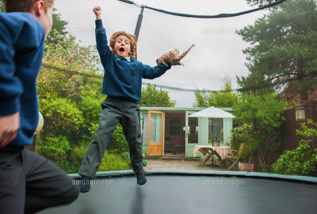 Boys Playing On Trampoline の写真素材 イラスト素材 アマナイメージズ