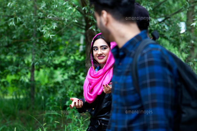 Friends walking in park together[11015329124]の写真素材・イラスト素材｜アマナイメージズ