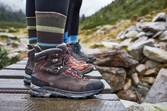 Female Hikers Standing On Wooden Footbridge Cropped View Of Ankles And Hiking Boots の写真素材 イラスト素材 アマナイメージズ