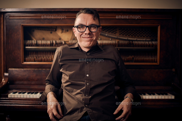 Man Resting Against Piano の写真素材 イラスト素材 アマナイメージズ
