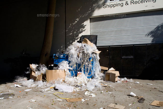 An overflowing rubbish bin[11016013513]の写真素材・イラスト素材｜アマナイメージズ
