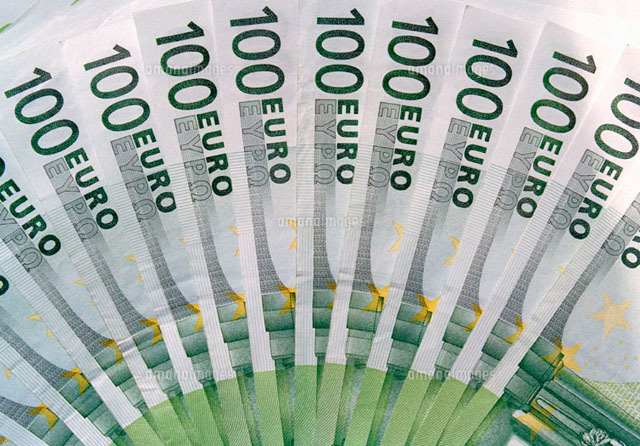 One Hundred Euro Banknotes の写真素材 イラスト素材 アマナイメージズ