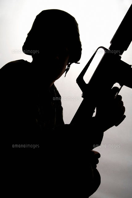 Silhouette Of A Soldier Holding A Gun の写真素材 イラスト素材 アマナイメージズ