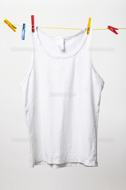 White Tank Top Hanging On Clothes Line の写真素材 イラスト素材 アマナイメージズ