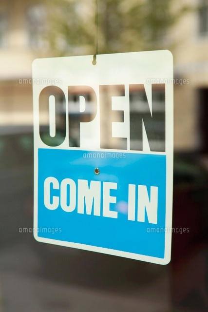 An Open Come In Sign Hanging In The Window Of A Shop Door の写真素材 イラスト素材 アマナイメージズ An Open Come In Sign Hanging In The Window Of A Shop Door の写真素材 イラスト素材 アマナイメージズ