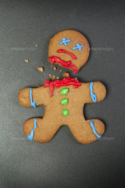 A decapitated gingerbread man[11016026043]の写真素材・イラスト素材｜アマナイメージズ