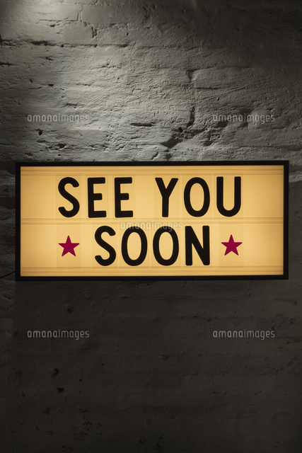 Close Up Of See You Soon Signboard Against Gray Wall の写真素材 イラスト 素材 アマナイメージズ