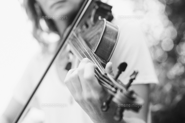 Midsection Of Woman Playing Violin の写真素材 イラスト素材 アマナイメージズ