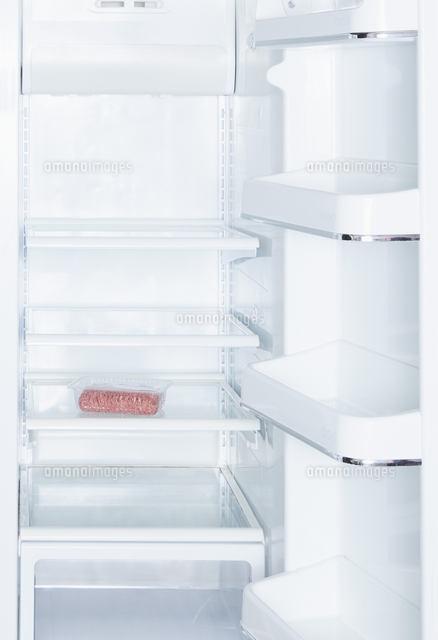 Ground Beef In Open Empty White Refrigerator の写真素材 イラスト 素材 アマナイメージズ