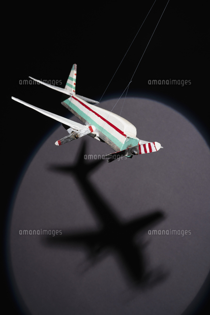 Shadow of model airplane on strings[11016041946]の写真素材・イラスト素材｜アマナイメージズ