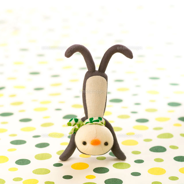 逆立ちをするオスのペンギン クラフト の写真素材 イラスト素材 アマナイメージズ