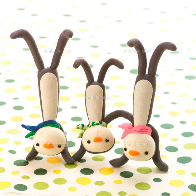 逆立ちをする３匹のペンギン クラフト の写真素材 イラスト素材 アマナイメージズ