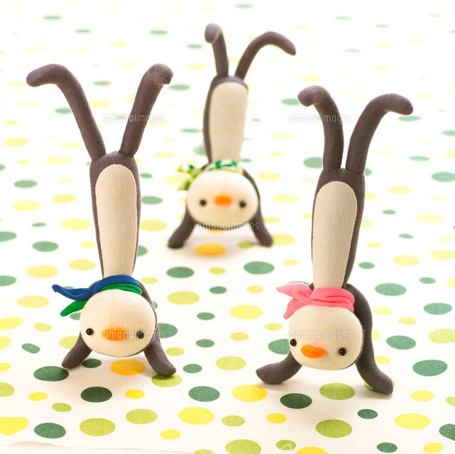 逆立ちをする３匹のペンギン クラフト の写真素材 イラスト素材 アマナイメージズ