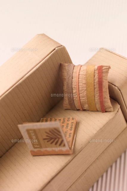 ダンボールで作ったソファー クラフト の写真素材 イラスト素材 アマナイメージズ