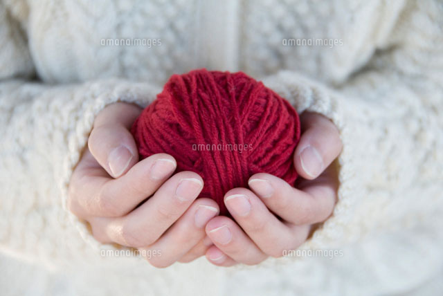 毛糸玉を持つ女性の手 の写真素材 イラスト素材 アマナイメージズ