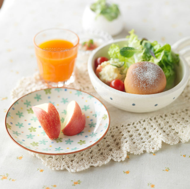 手作りパンのあるワンプレートランチとリンゴのウサギ の写真素材 イラスト素材 アマナイメージズ