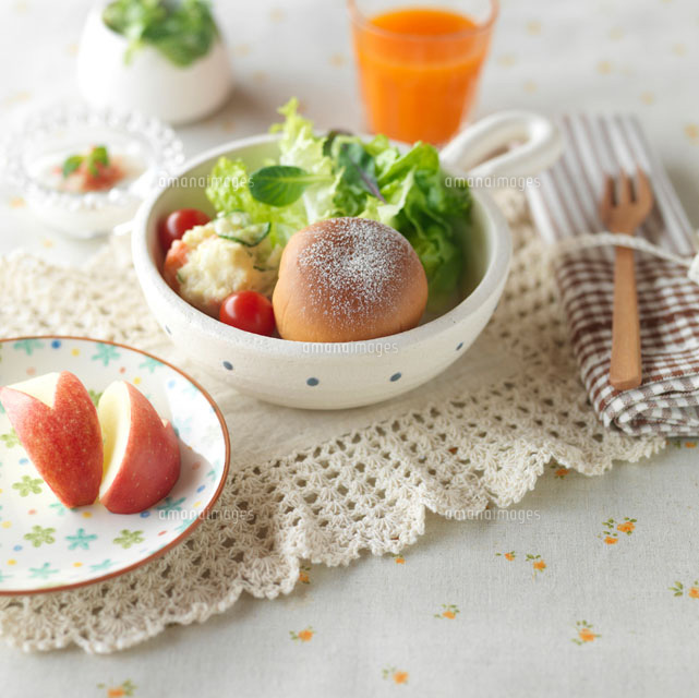 手作りパンのあるワンプレートランチとリンゴのウサギ の写真素材 イラスト素材 アマナイメージズ