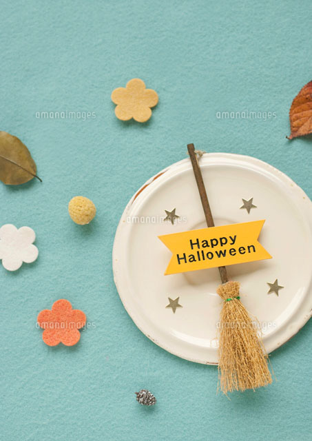 ハロウィンのほうきと秋の落ち葉 の写真素材 イラスト素材 アマナイメージズ
