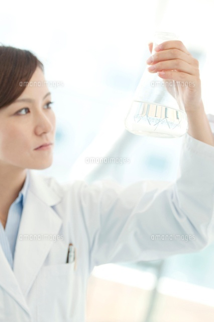 三角フラスコを持つ研究者 の写真素材 イラスト素材 アマナイメージズ