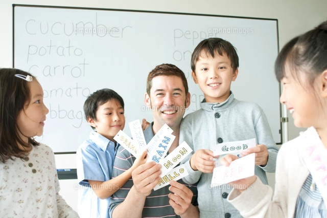 英語の勉強をする小学生と外国人教師 の写真素材 イラスト素材 アマナイメージズ